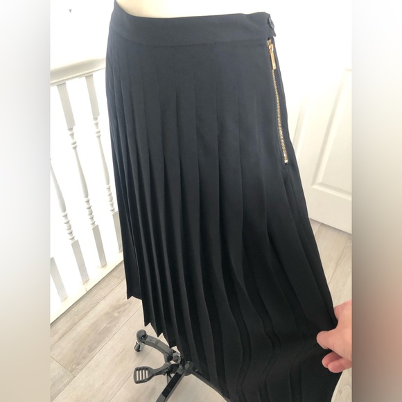 Chaus Dresses & Skirts - C H A U S, black pleated midi skirt.